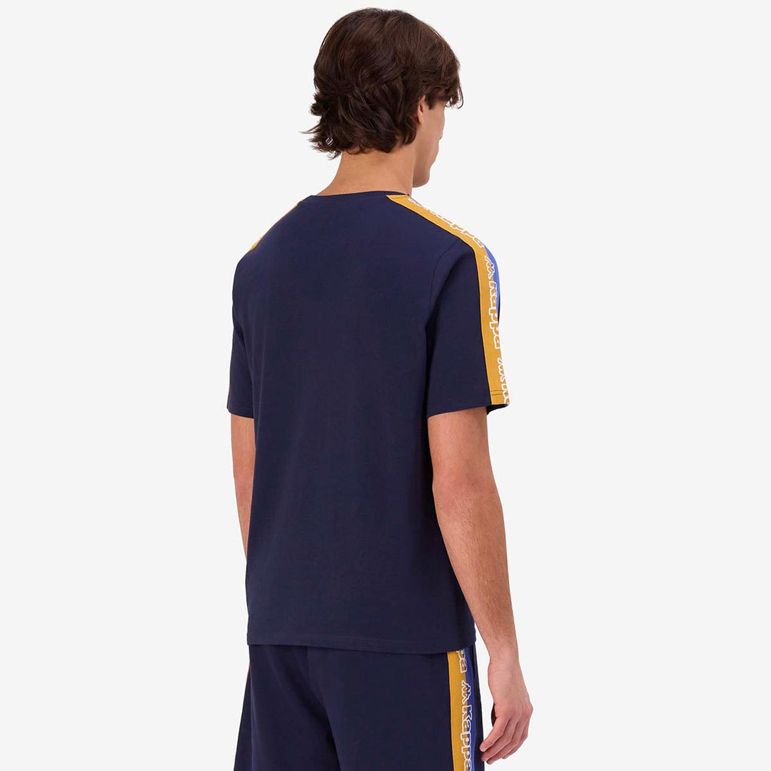T-Shirt Tape Gramio Bleu Homme main