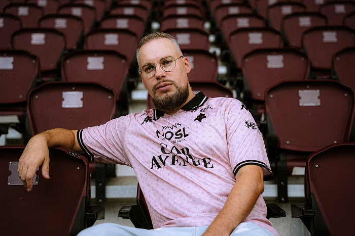 Kappa dévoile le troisième maillot du FC Metz, une collaboration inédite avec l’artiste Sébastien-Abdelhamid