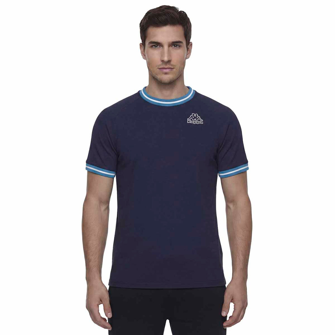 T-Shirt Iblaz Bleu Homme main