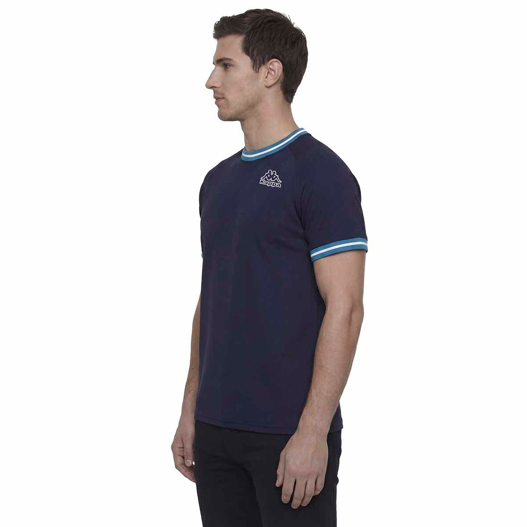 T-Shirt Iblaz Bleu Homme main