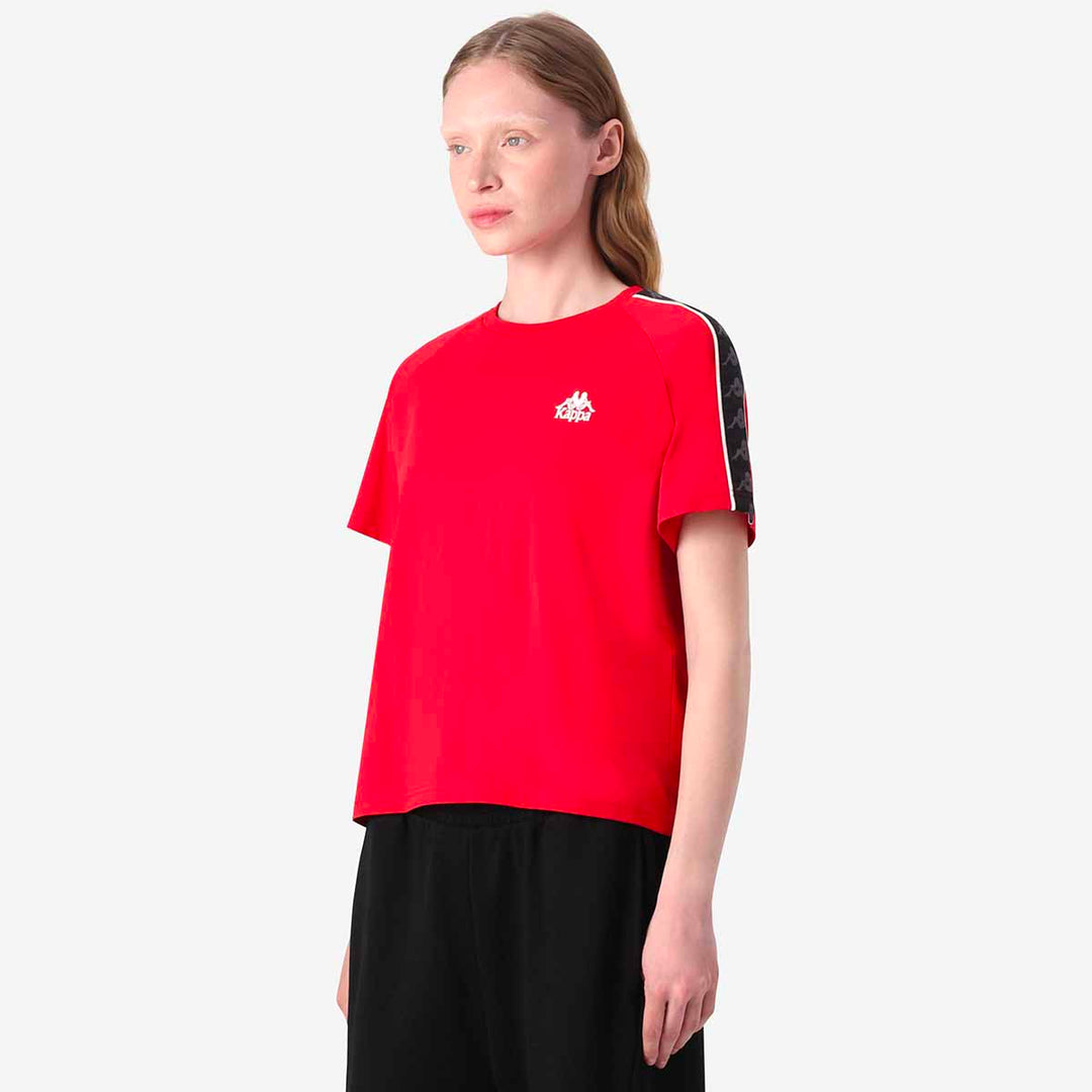 T-Shirt 222 Banda Adi Rouge Femme main