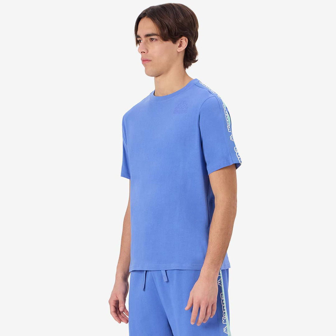 T-Shirt Tape Gramio Bleu Homme main