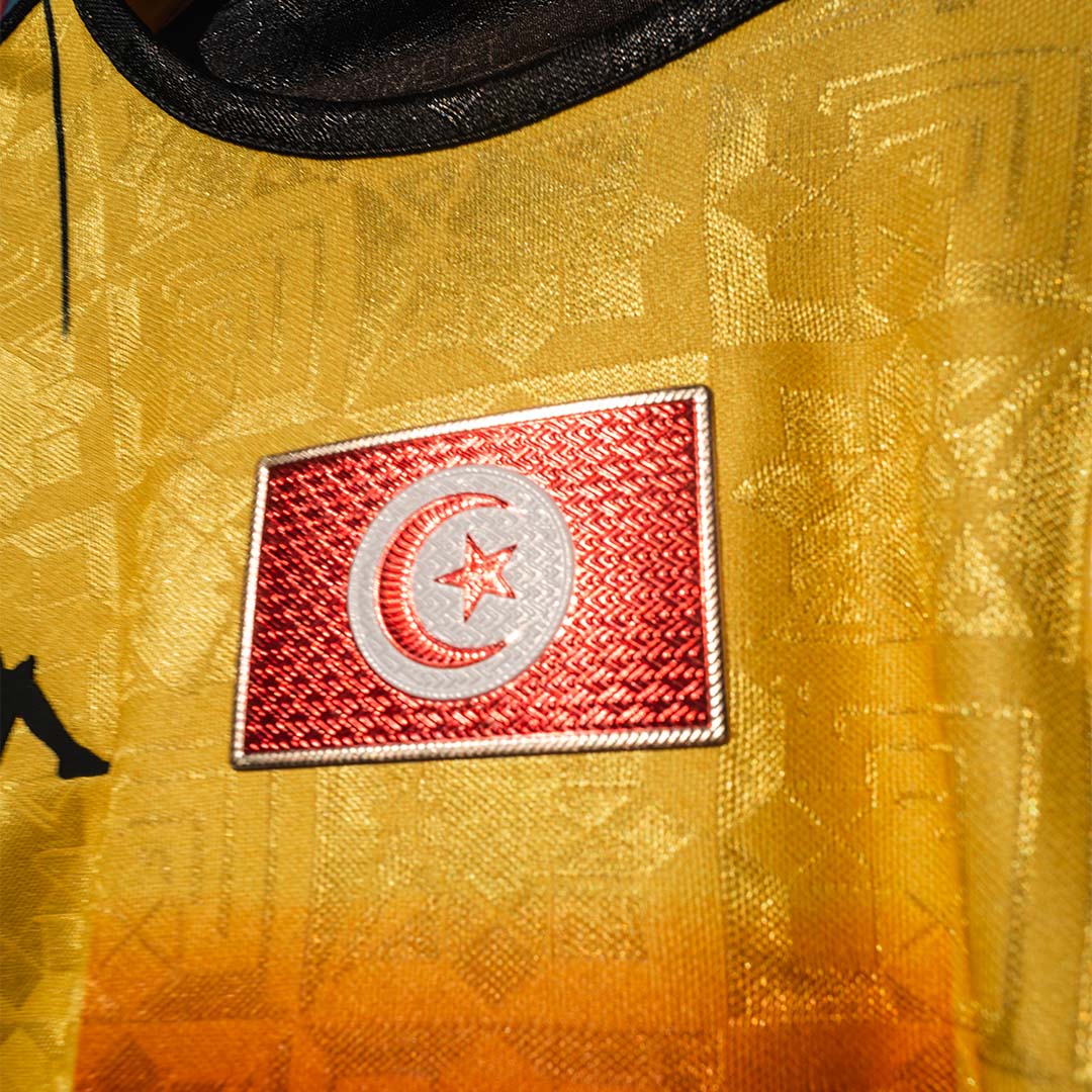 Maillot Kombat Home Espérance Tunis 25/26 Rouge Homme main