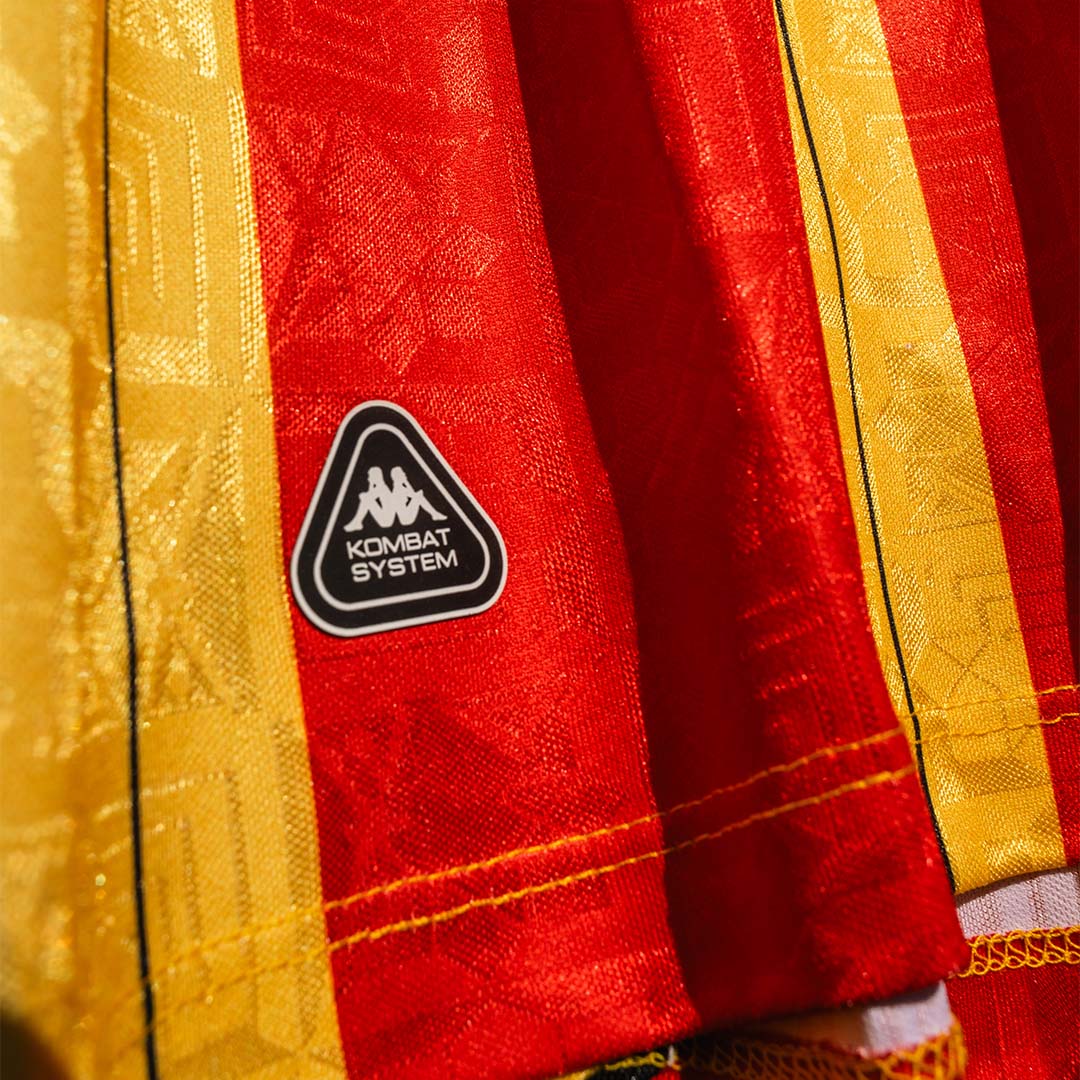 Maillot Kombat Home Espérance Tunis 25/26 Rouge Homme main