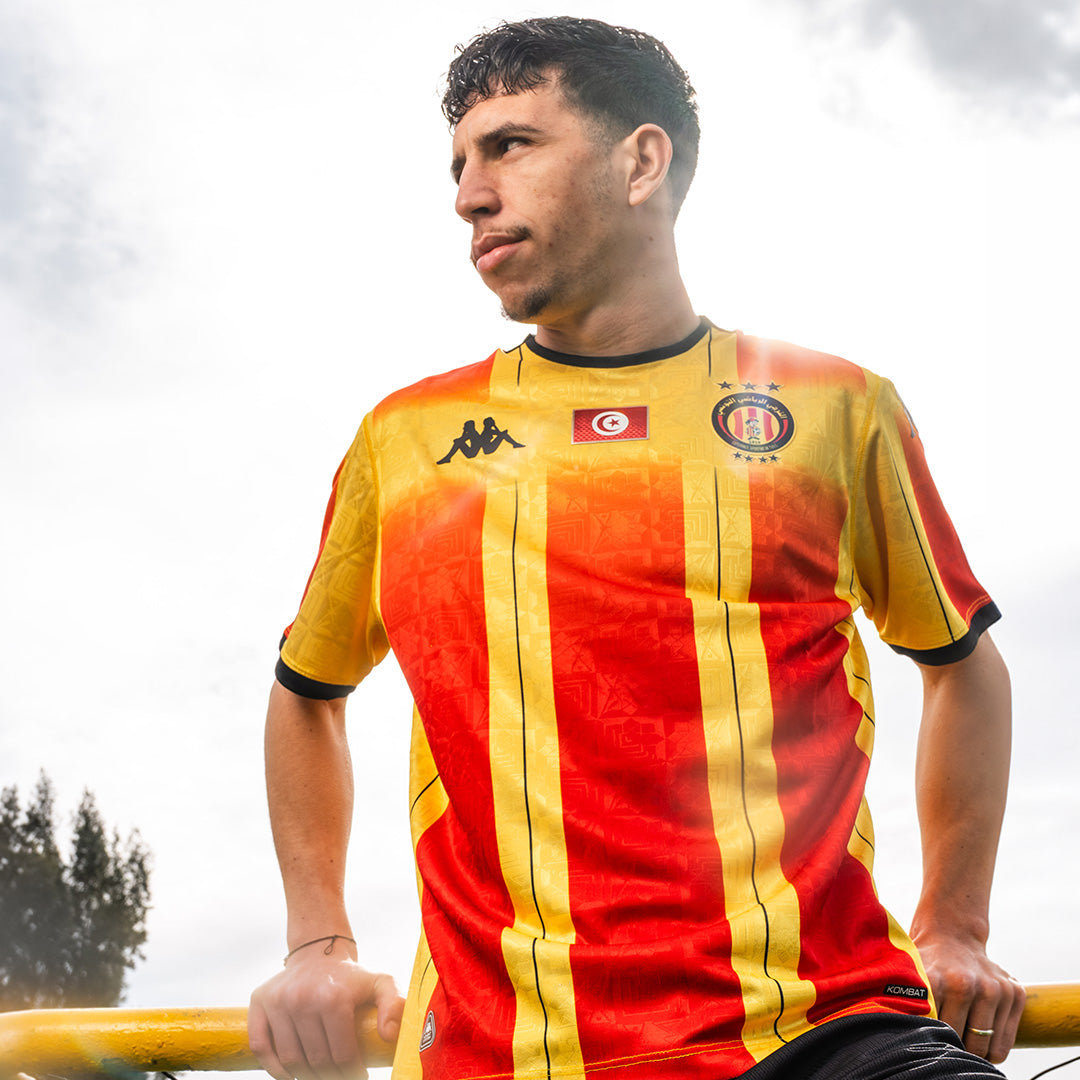 Maillot Kombat Home Espérance Tunis 25/26 Rouge Homme main