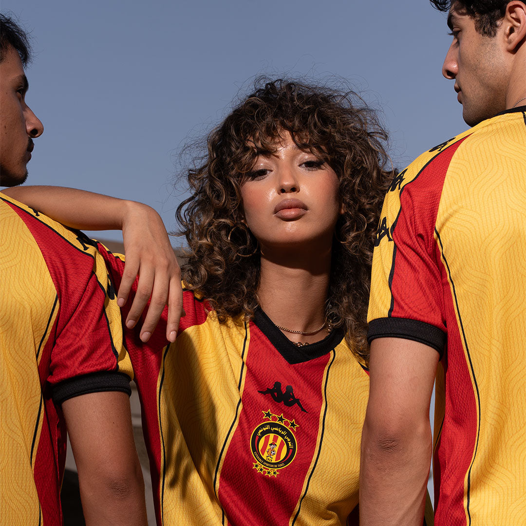 Maillot Kombat Pro Home Espérance Tunis 26/27 Rouge Homme main