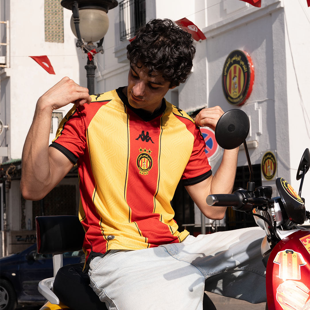 Maillot Kombat Pro Home Espérance Tunis 26/27 Rouge Homme main