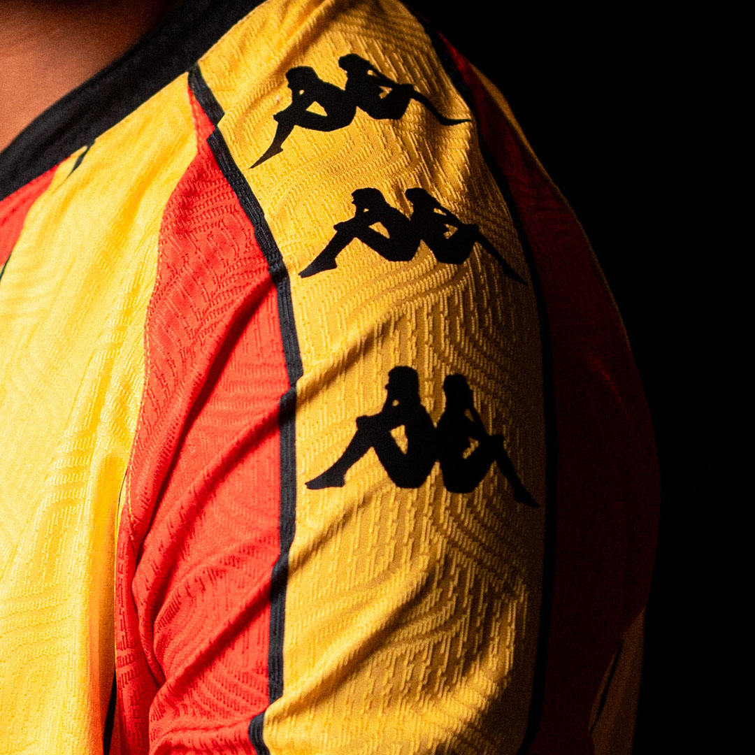Maillot Kombat Pro Home Espérance Tunis 26/27 Rouge Homme main