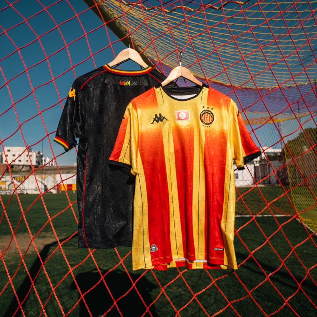 Maillot Kombat Home Espérance Tunis 25/26 Rouge Homme main