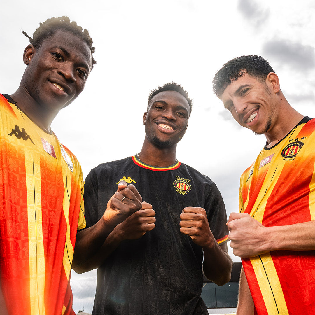 Maillot Kombat Home Espérance Tunis 25/26 Rouge Homme main