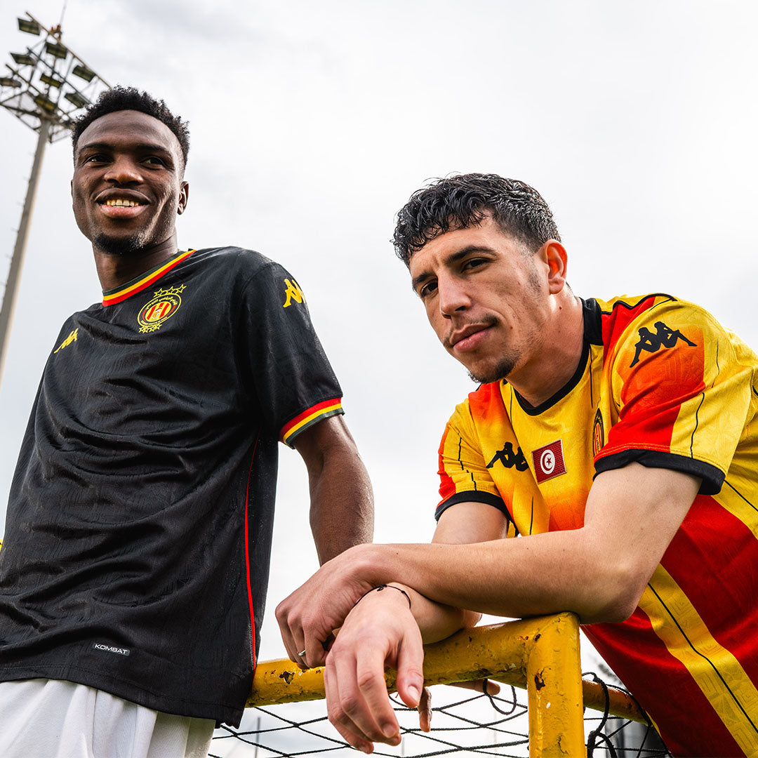 Maillot Kombat Home Espérance Tunis 25/26 Rouge Homme main