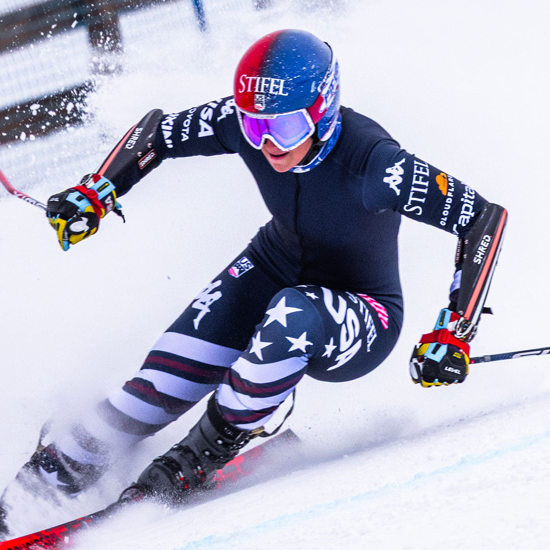 Kappa: Ski & Snowboard Avec des fédérations internationales, Kappa conçoit des tenues techniques adaptées aux conditions extrêmes et à la performance en montagne.
